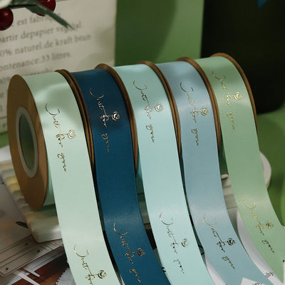 Ribbon Satin Polyeater Cetak Folium Emas yang Disesuaikan untuk Kemasan Hadiah